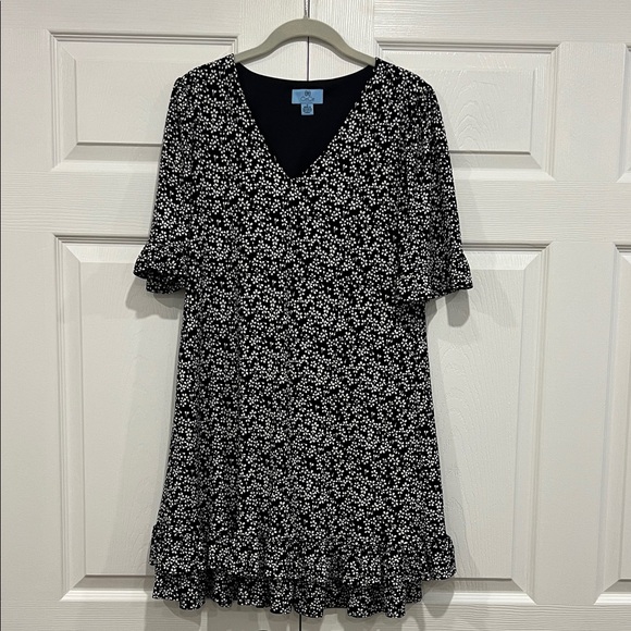 CeCe Ruffle Hem Floral V-Neck Pullover Shift Dress Womens Black White Size Small - Picture 1 of 8
